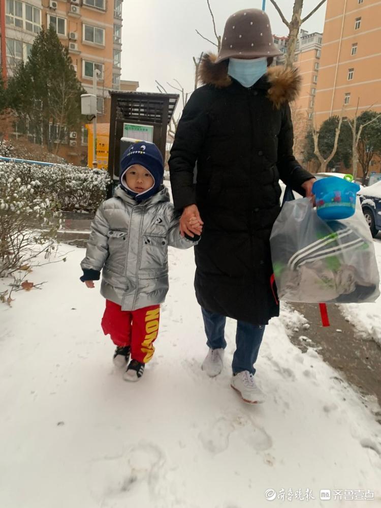 风雪无阻！咯吱咯吱，萌娃踩雪上学欢乐多