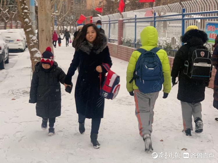 风雪无阻！咯吱咯吱，萌娃踩雪上学欢乐多