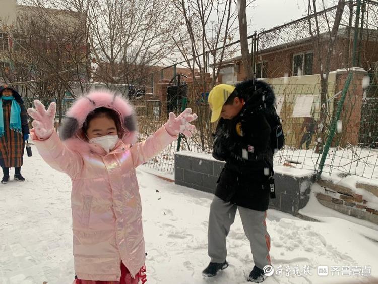 风雪无阻！咯吱咯吱，萌娃踩雪上学欢乐多