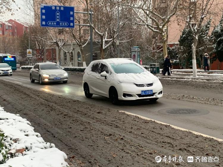 风大雪滑！济南路上车辆缓慢行驶，注意安全