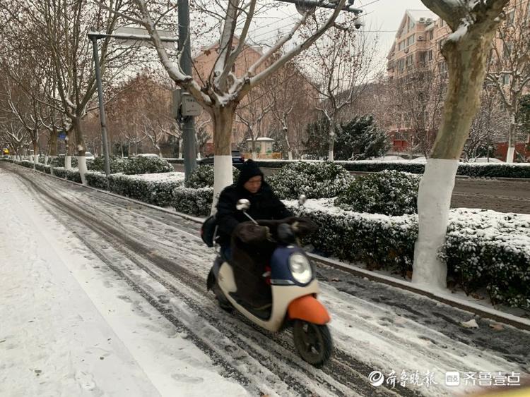 风大雪滑！济南路上车辆缓慢行驶，注意安全