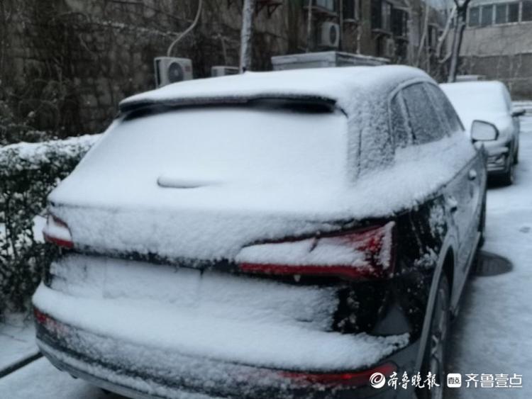 停放的汽车被大雪“封印”！济南“开车一族”挺烦恼……