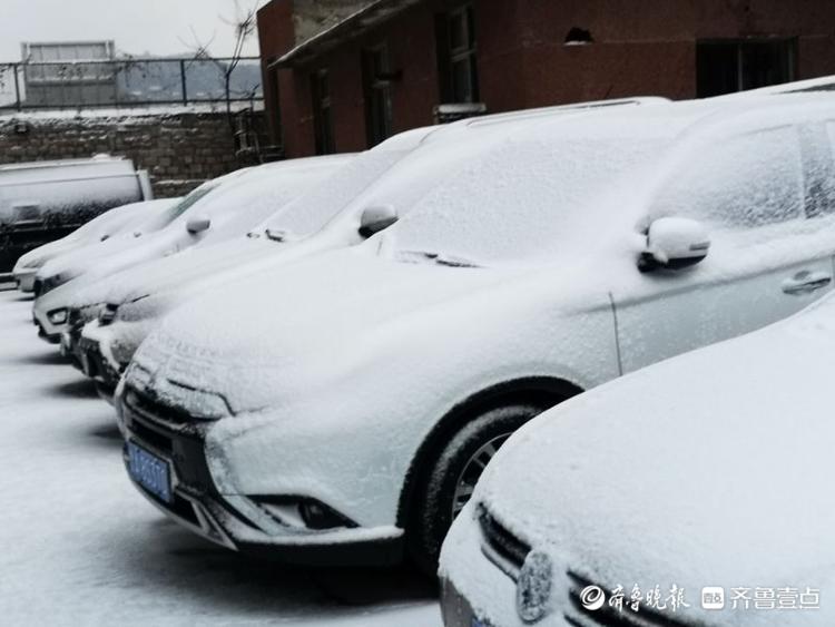 停放的汽车被大雪“封印”！济南“开车一族”挺烦恼……
