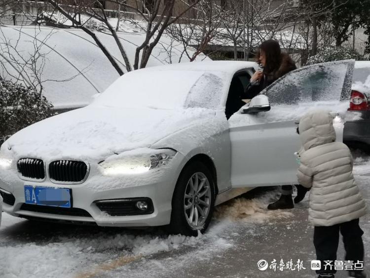 停放的汽车被大雪“封印”！济南“开车一族”挺烦恼……