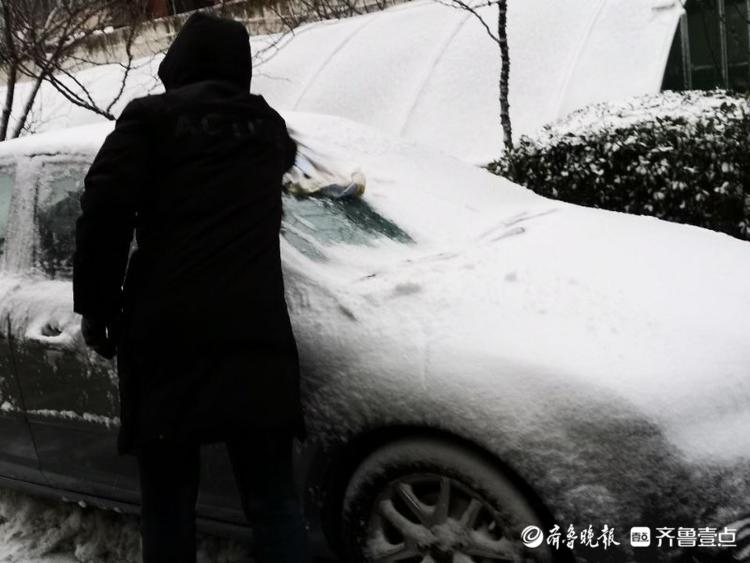 停放的汽车被大雪“封印”！济南“开车一族”挺烦恼……