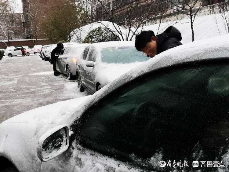 停放的汽车被大雪“封印”！济南“开车一族”挺烦恼……