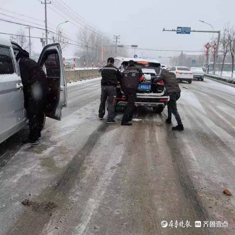 暖心！雪天路打滑，热心公交司机助私家车起步
