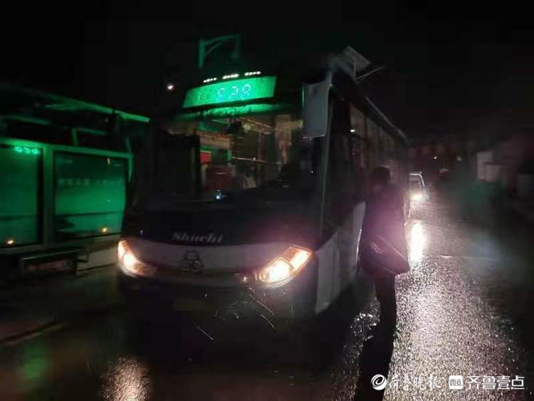 道路结冰严重，青岛5条山区公交线暂时停运