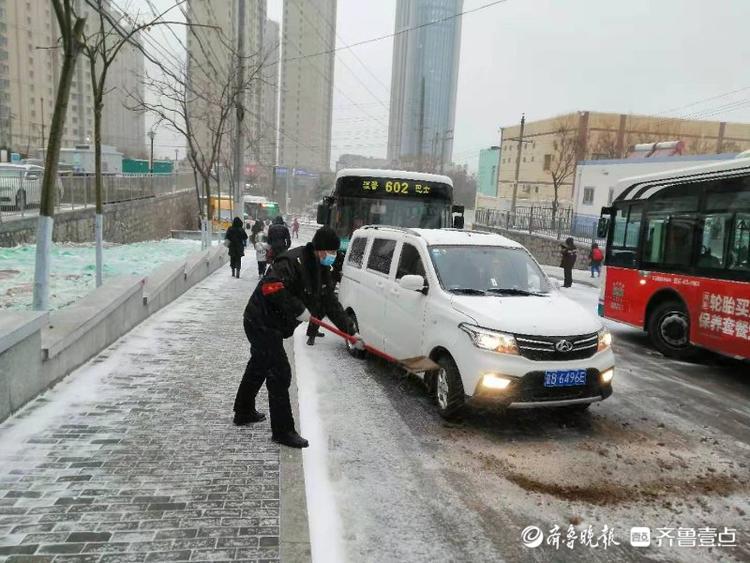 清雪融冰，公交应急队员上路保安全