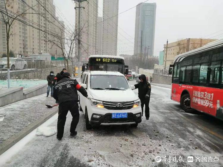 清雪融冰，公交应急队员上路保安全