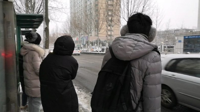 果然视频｜大雪纷飞如约而至，市民多选择公交车绿色出行