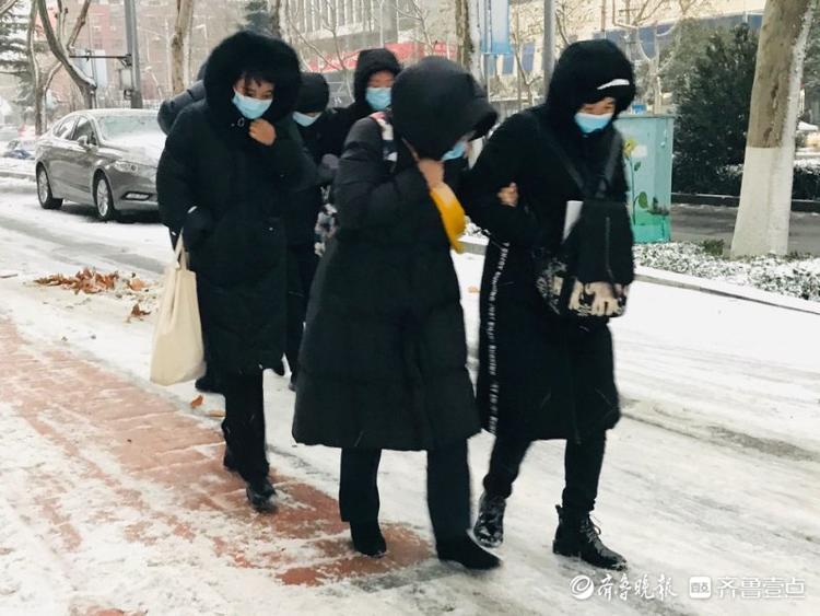 行路难！百余米路走了20分钟，济南大雪影响市民早高峰出行