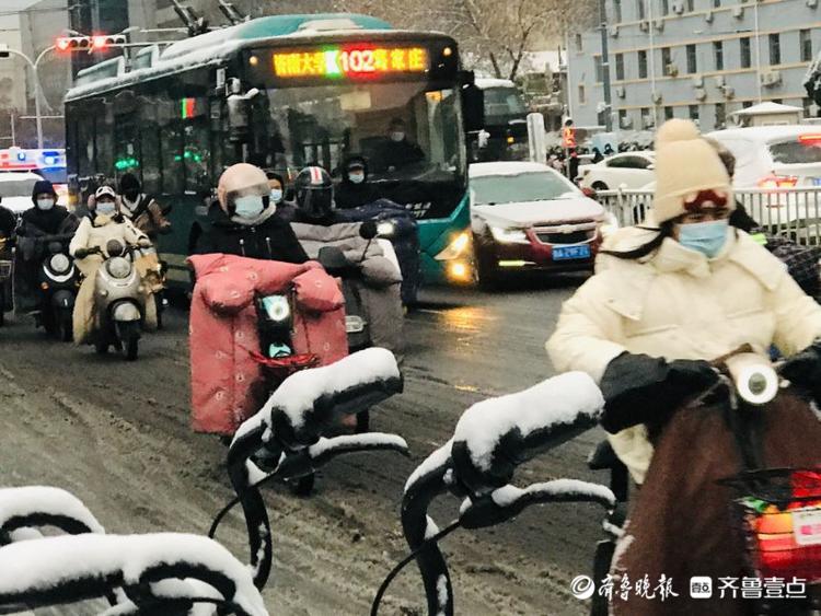 行路难！百余米路走了20分钟，济南大雪影响市民早高峰出行