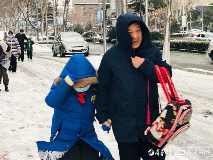 行路难！百余米路走了20分钟，济南大雪影响市民早高峰出行