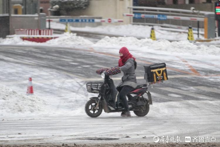 行路难！百余米路走了20分钟，济南大雪影响市民早高峰出行