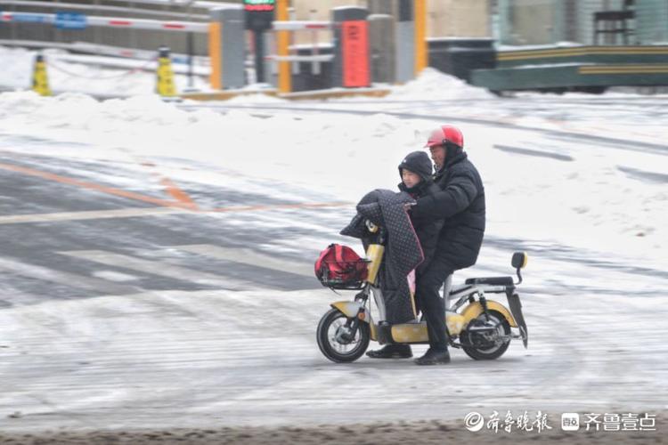 行路难！百余米路走了20分钟，济南大雪影响市民早高峰出行