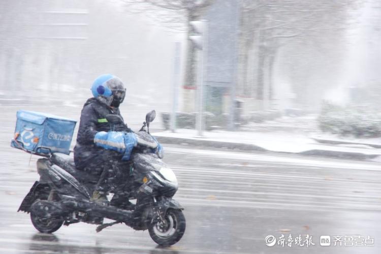 枣庄：下雪路滑，请给外卖小哥多点时间