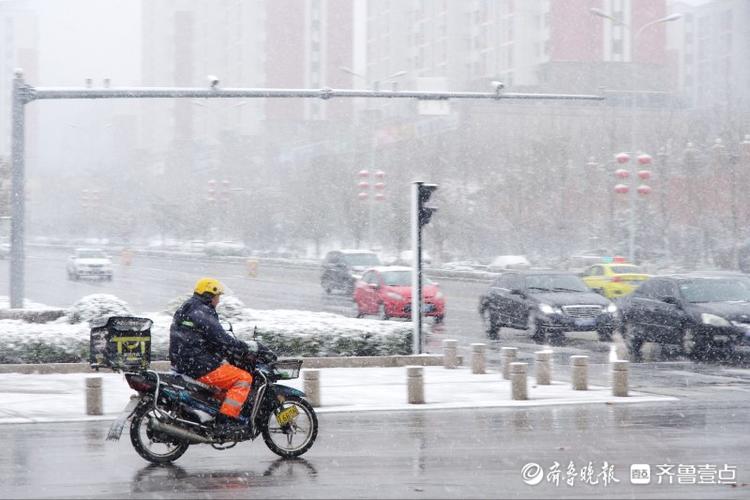 枣庄：下雪路滑，请给外卖小哥多点时间