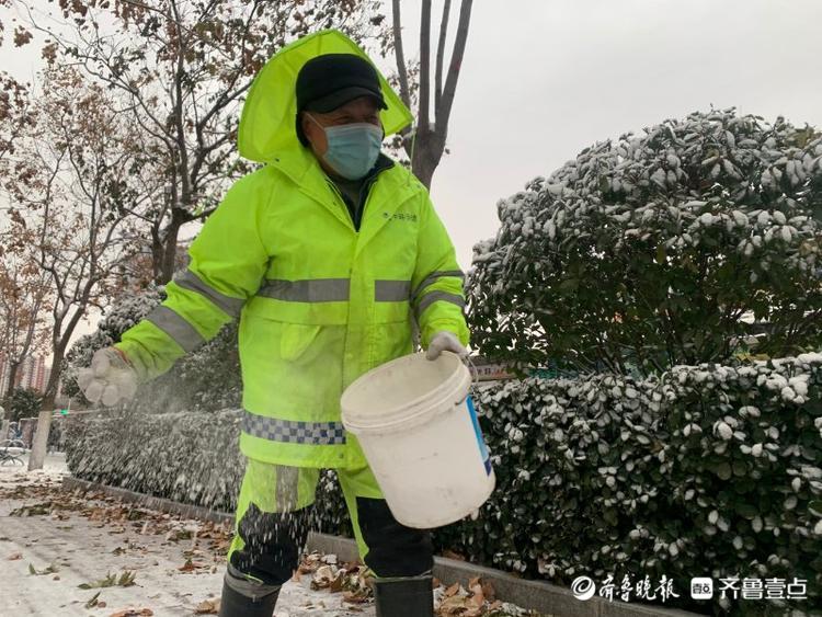 嘿！环卫工老李，你撒融雪剂的姿势真帅！