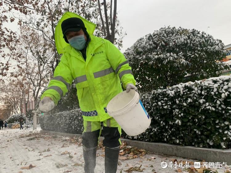 嘿！环卫工老李，你撒融雪剂的姿势真帅！