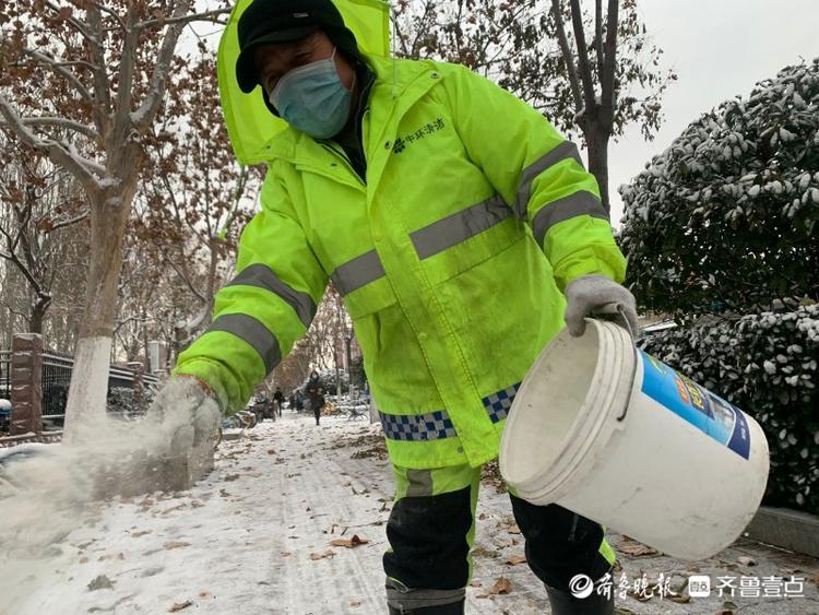 嘿！环卫工老李，你撒融雪剂的姿势真帅！