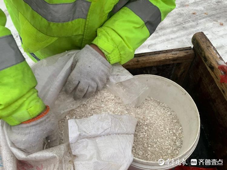 嘿！环卫工老李，你撒融雪剂的姿势真帅！