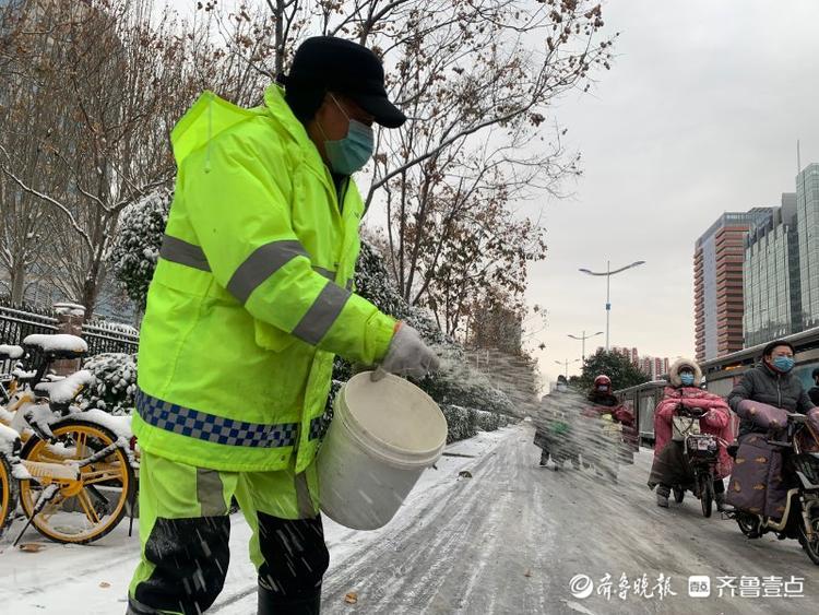 嘿！环卫工老李，你撒融雪剂的姿势真帅！