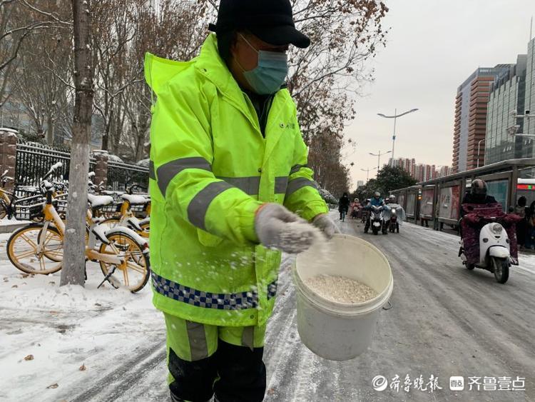 嘿！环卫工老李，你撒融雪剂的姿势真帅！