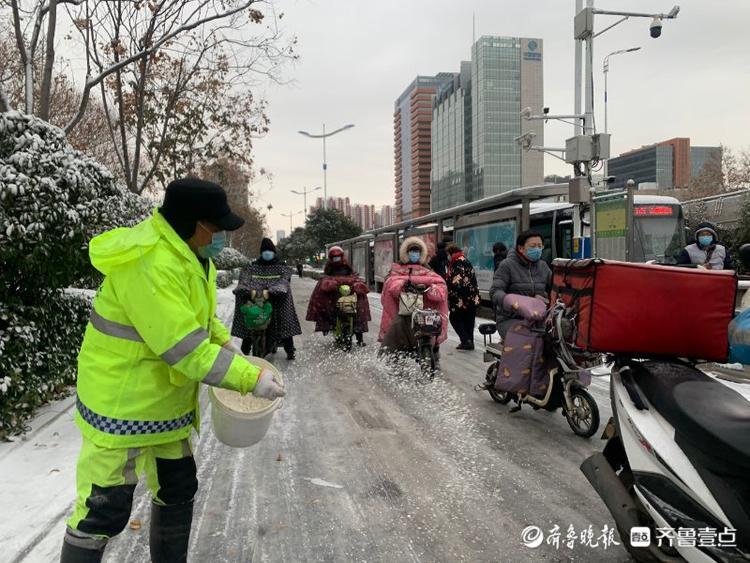 嘿！环卫工老李，你撒融雪剂的姿势真帅！