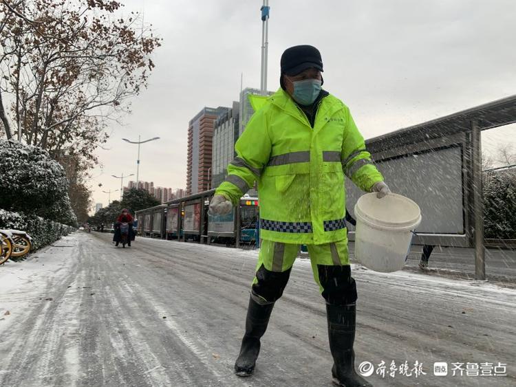 嘿！环卫工老李，你撒融雪剂的姿势真帅！