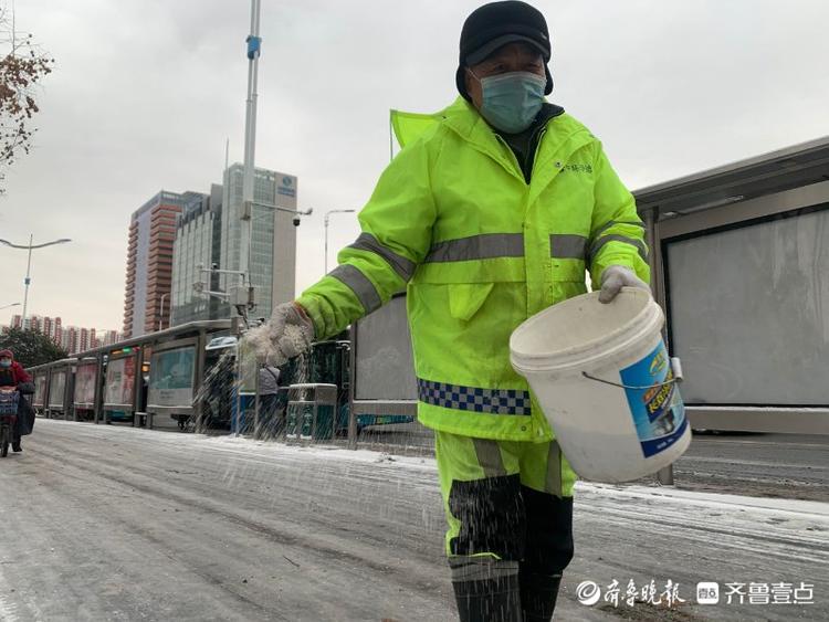 嘿！环卫工老李，你撒融雪剂的姿势真帅！