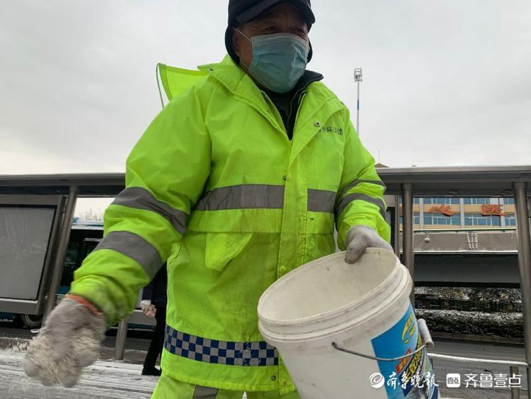 嘿！环卫工老李，你撒融雪剂的姿势真帅！