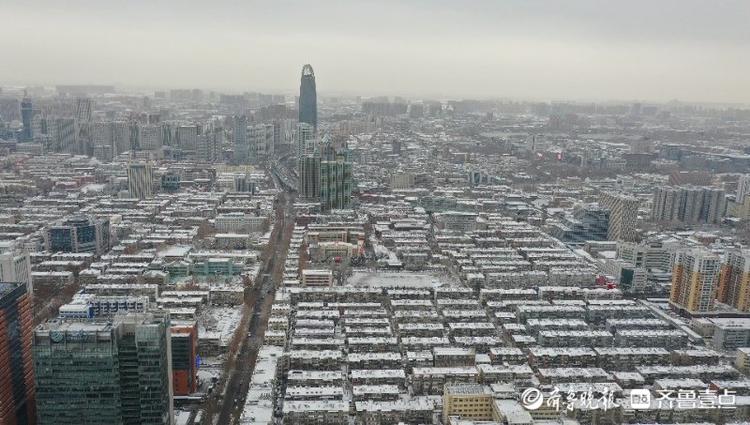 航拍雪后省体，犹如一个接满雪的巨大瓷盘