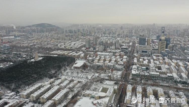 航拍雪后省体，犹如一个接满雪的巨大瓷盘