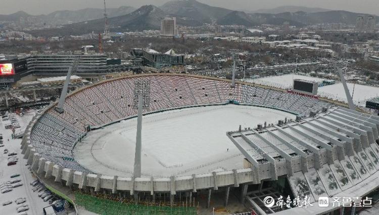 航拍雪后省体，犹如一个接满雪的巨大瓷盘