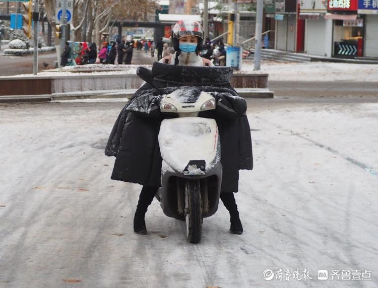 雪后路滑，济南街头行人骑车小心翼翼