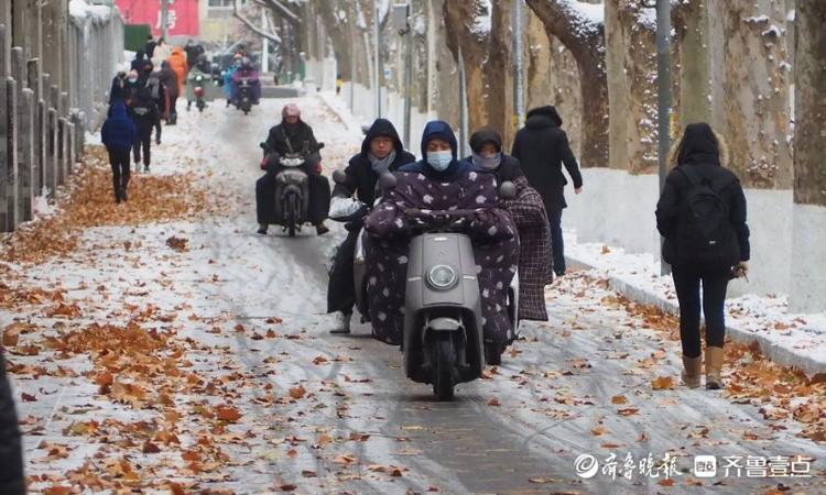 雪后路滑，济南街头行人骑车小心翼翼