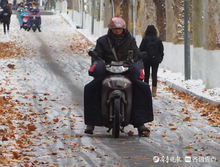 雪后路滑，济南街头行人骑车小心翼翼