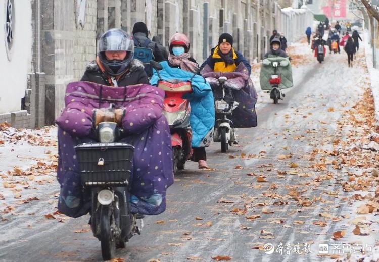 雪后路滑，济南街头行人骑车小心翼翼