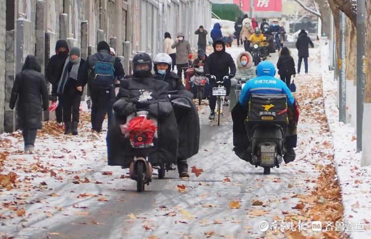 雪后路滑，济南街头行人骑车小心翼翼