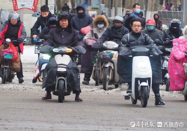 雪后路滑，济南街头行人骑车小心翼翼