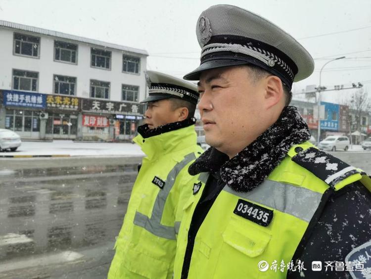 大雪袭城！道路中一抹“荧光绿”守护台儿庄
