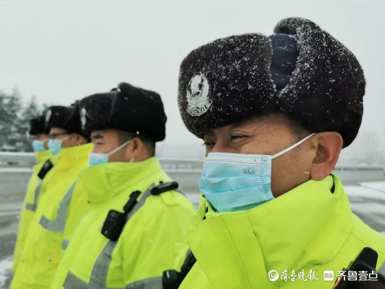 大雪袭城！道路中一抹“荧光绿”守护台儿庄
