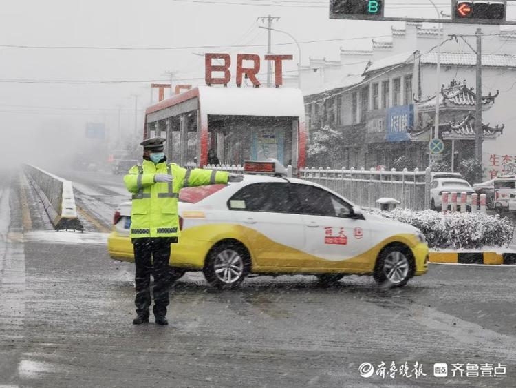 大雪袭城！道路中一抹“荧光绿”守护台儿庄