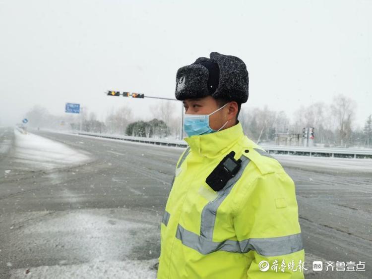 大雪袭城！道路中一抹“荧光绿”守护台儿庄