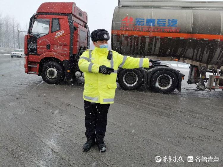 大雪袭城！道路中一抹“荧光绿”守护台儿庄
