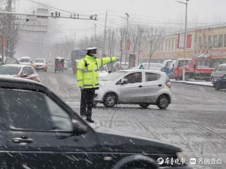 大雪袭城！道路中一抹“荧光绿”守护台儿庄