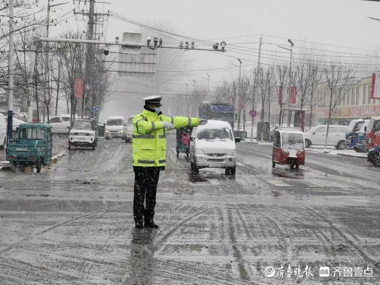 大雪袭城！道路中一抹“荧光绿”守护台儿庄