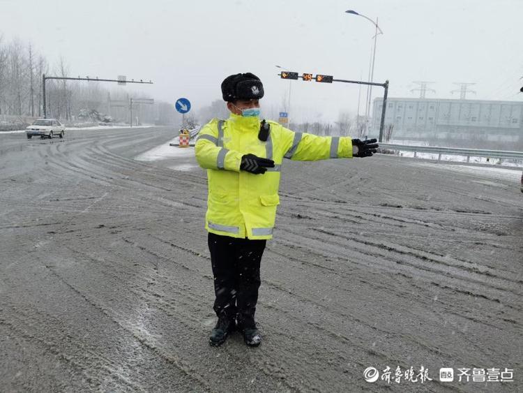 大雪袭城！道路中一抹“荧光绿”守护台儿庄