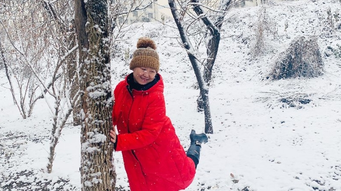 果然视频|瑞雪普降，枣庄街头乘“雪”破浪的姐姐打卡忙